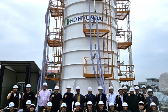 Vacuum-insulated large-scale liquid hydrogen tank system